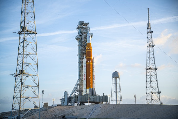 Négy űrhajóssal úton az Artemis-2