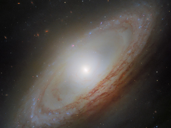 NGC 4698: látszólagos nyugalom, viharos múlt